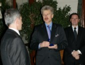 Ryszard Grobelny wręcza medal prezydentowi Mirosławowi Mikietyńskimu. Obok, Andrzej Jakubowski.