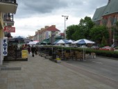Dwupasmową jezdnię ulicy Zwycięstwa zajęły stoiska i ogródki gastronomiczne