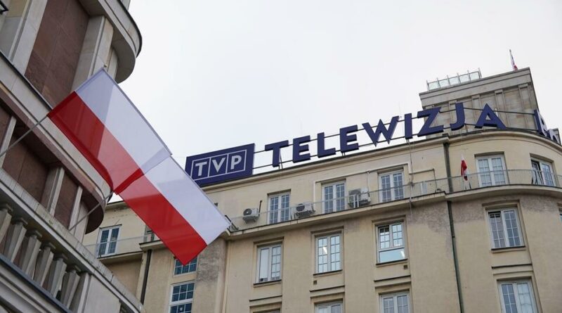 Dwa lata temu „demokratyczny” świat wył w obronie niezagrożonych wolnych mediów w Polsce, a gdy teraz są niszczone, pomaga je dewastować